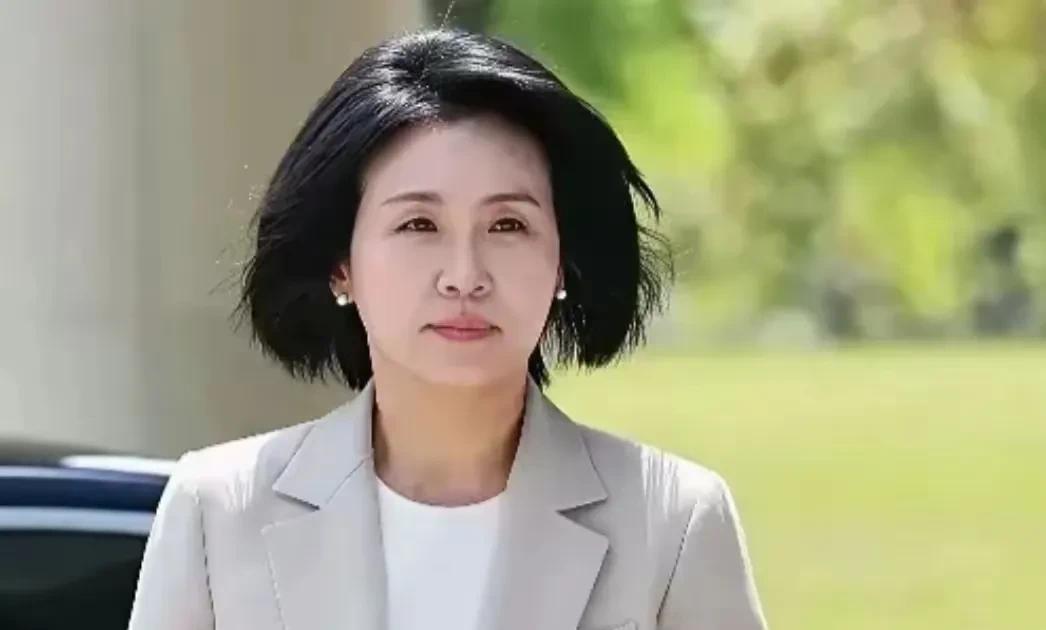 韩国新旧第一夫人的对比，新夫人金惠景58岁，旧夫人金建希52岁。从面相上看，新