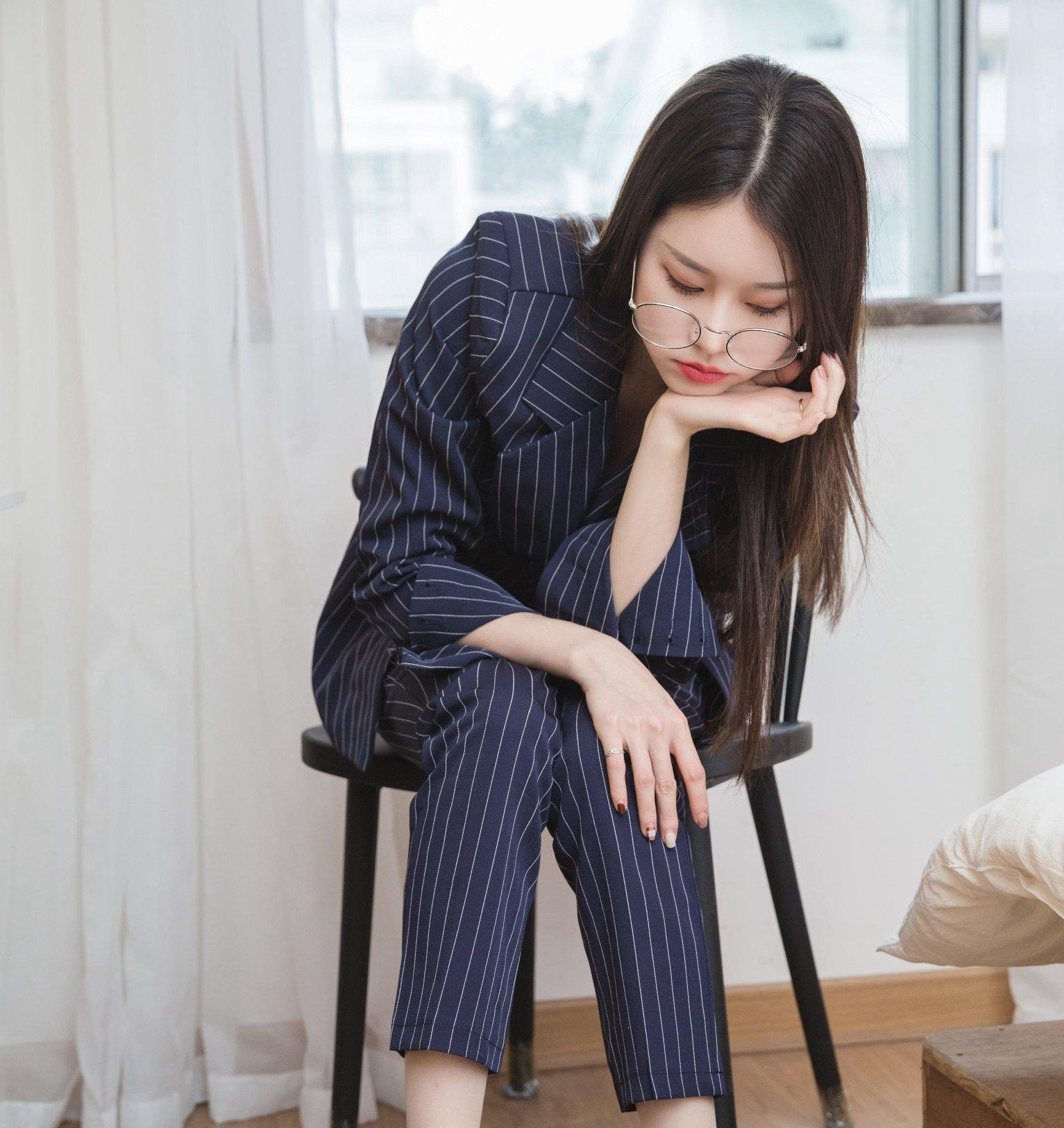 一身帅气十足的条纹西装套装穿在身上，让你的通勤更加干练有型，藏蓝色的色彩大气感十