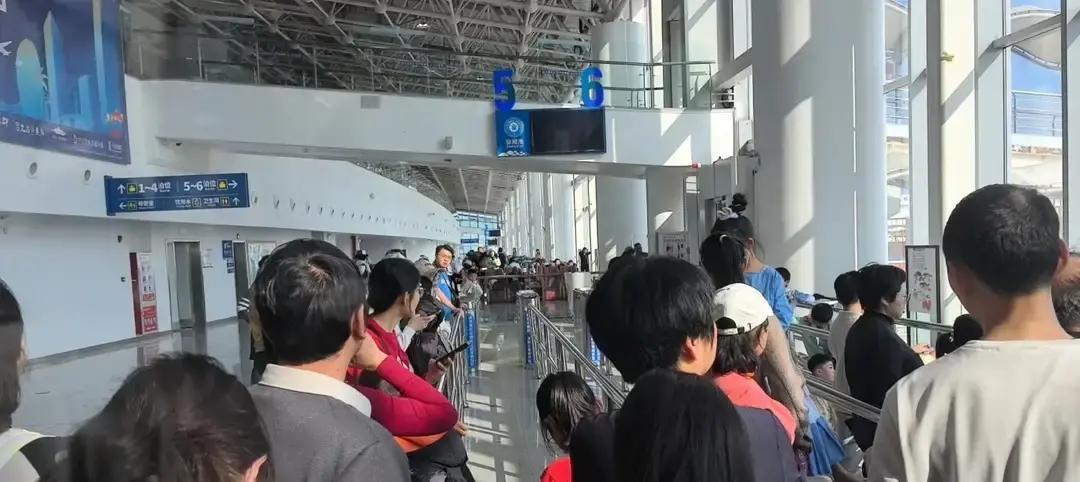 劝大家一句，去海南自驾，真得三思下午两点多就进了徐闻港，四点的船票，我天真地以