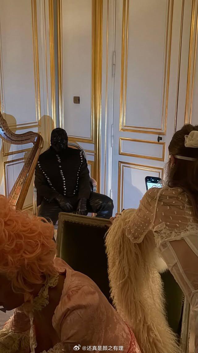 侃爷Kanye和妻子Bianca在巴黎凡尔赛宫网友辣评：保密发货和人体模特美