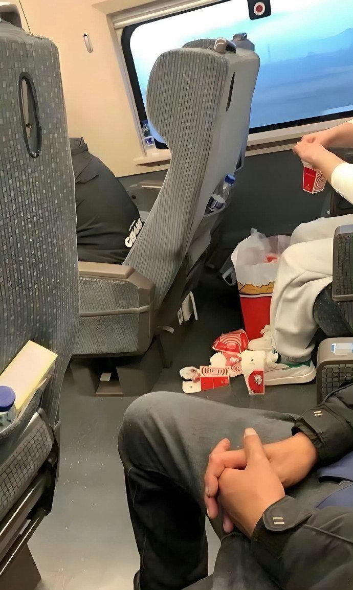 这素质，真的绝了！今天在高铁上看到这一幕，我整个人都气笑了。满地的肯德基包装袋