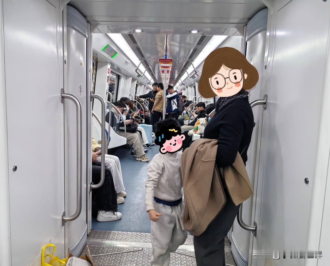 今日的常州地铁1号线，座无虚席，人真多啊！难得的一次，无座而只能站着了。可能