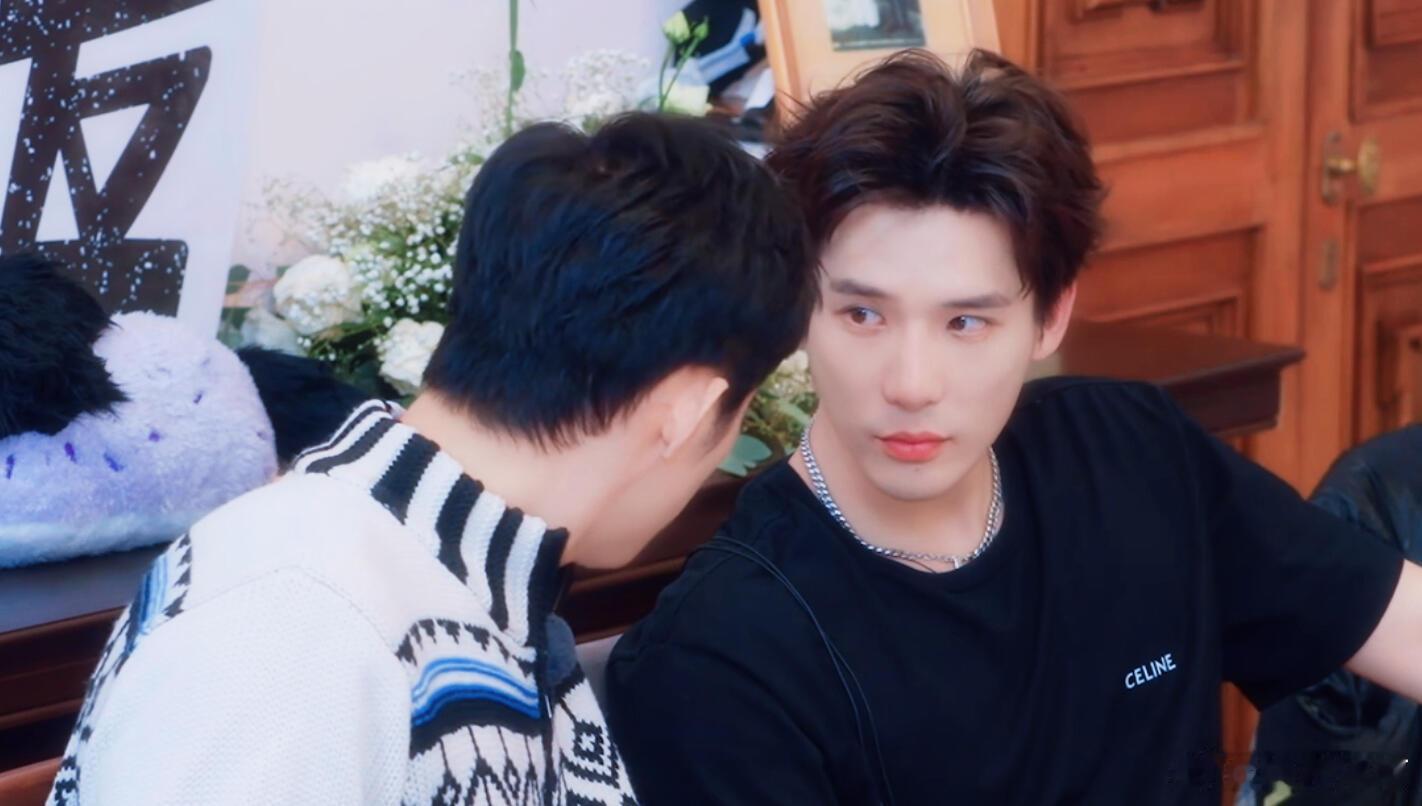 王安宇大背头王安宇在现在就出发3里的表现太圈粉了，大背头造型帅得让人移不开眼，