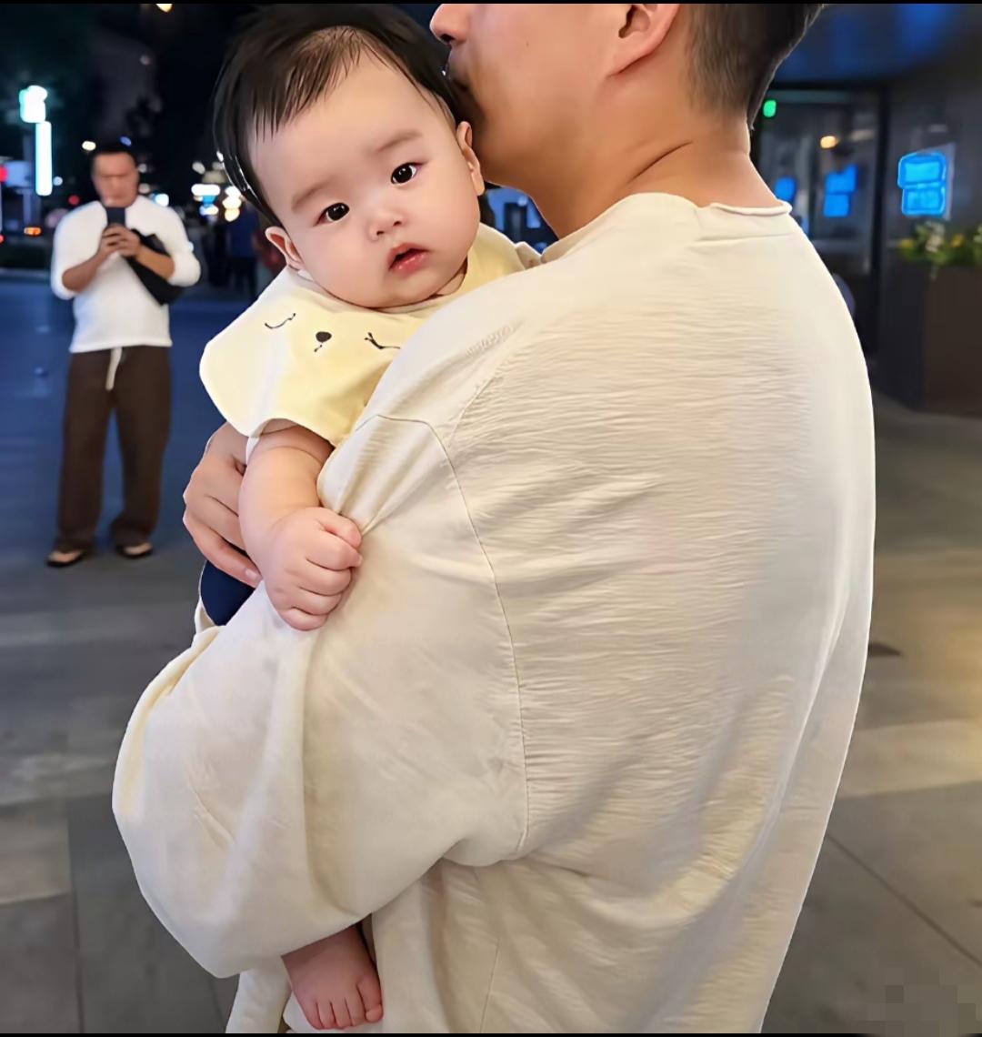 汪小菲现在应该是最幸福的老爹了吧？！有前妻大S为他生的一双儿女玥玥和霖霖，两个孩