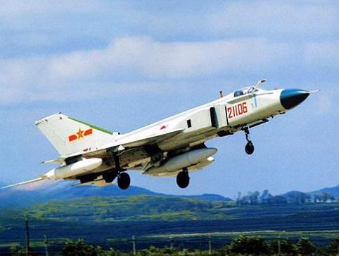 2003年，我军歼-8在空中发射了一枚导弹，不料导弹卡在机翼下纹丝不动，瞬间将战