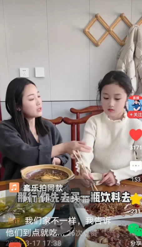 一视频中：“妈妈做好了饭，女儿拿着筷子就要吃，妈妈阻拦着说：“你爸爸还没有回来呢
