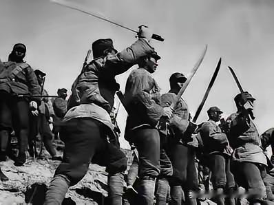 1933年，29军一个士兵扛了个大箱子，一路上不肯撒手，张自忠好奇地问：“你扛的