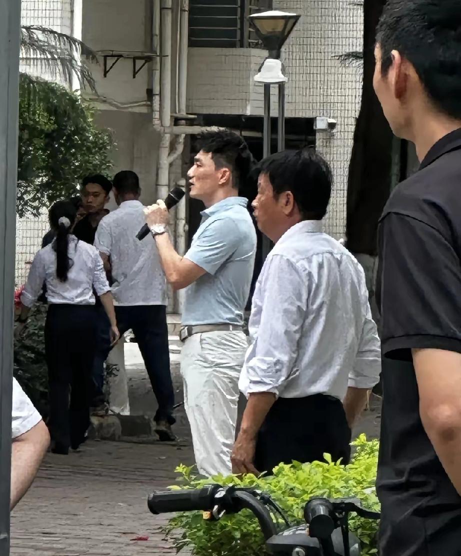 网友偶遇张馨予老公何捷！高校工作状态曝光，堪称人生赢家4