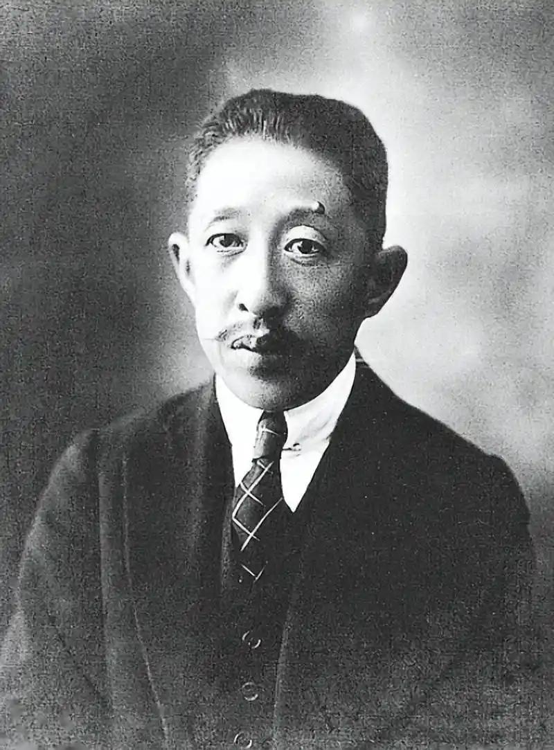 他去世后有20多万人送行，妻子儿子孙子三代都是副国级，古今罕见这位身后有2