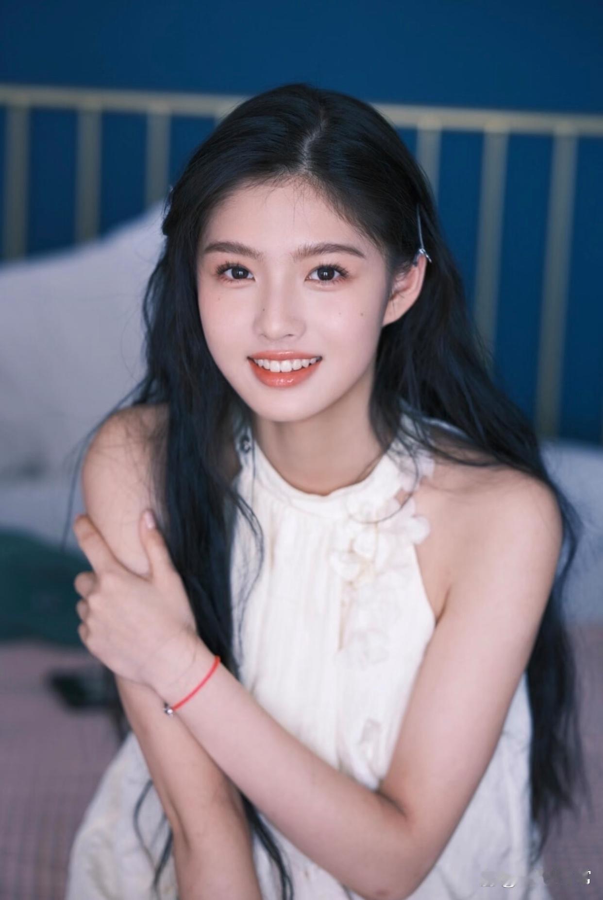 1.艾米早前和耳环姐互为竞争关系，经常遭遇资源被对方截胡。娱乐圈的回旋镖来得很