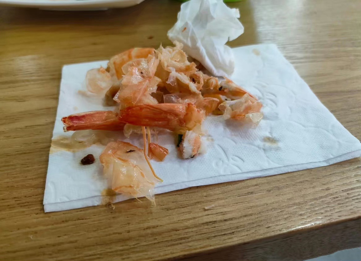 吃饭垫纸很不礼貌吗？