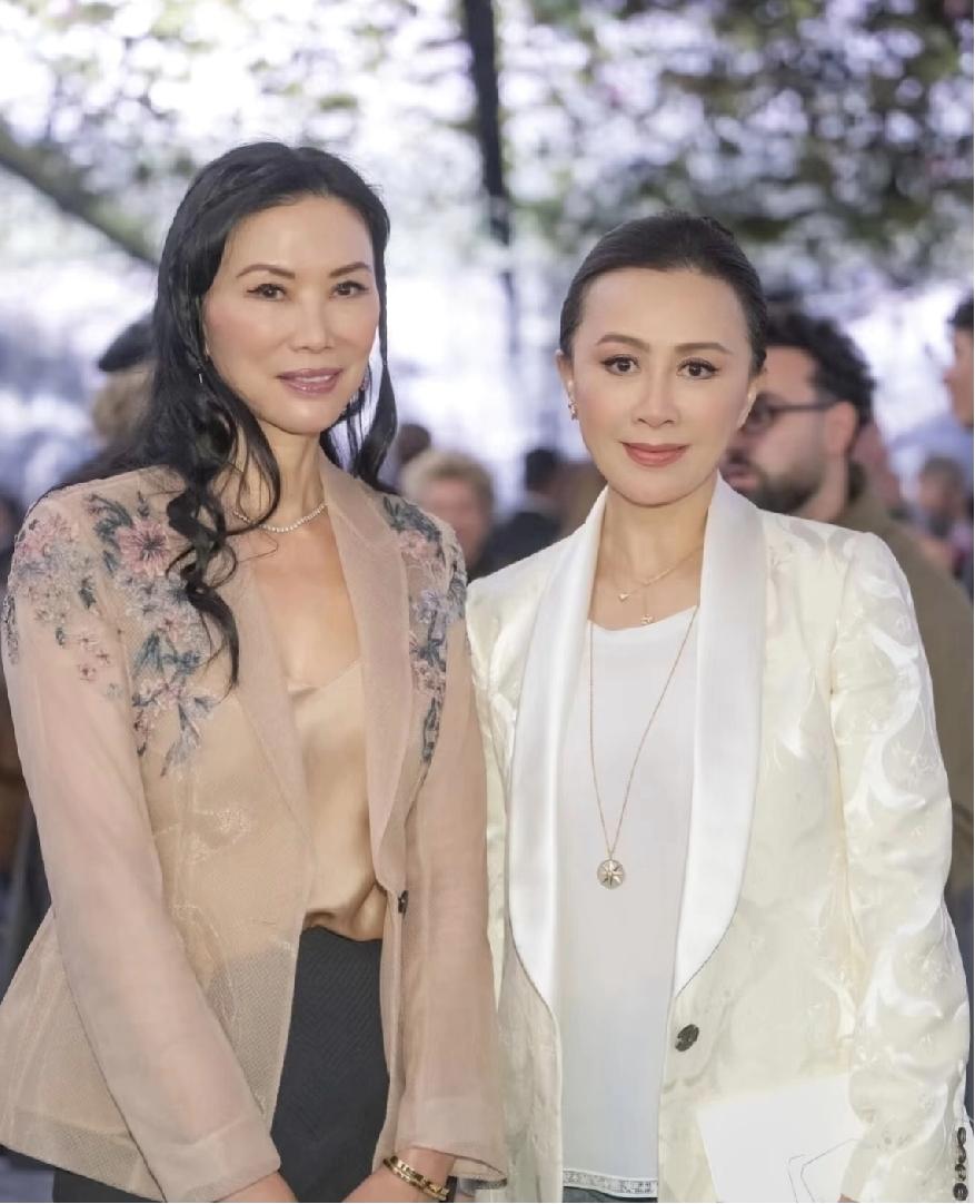 邓文迪和刘嘉玲是同龄人。离婚的邓文迪，有两个女儿傍身，日子过的有声有色；刘嘉玲