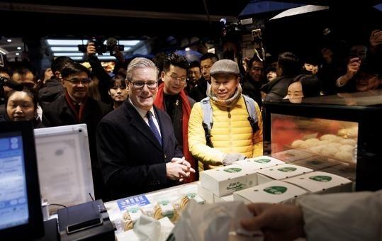 1月30日，斯塔默今天谈了三件趣事，第一个就是“拉布布”，他激动地说：“我在上