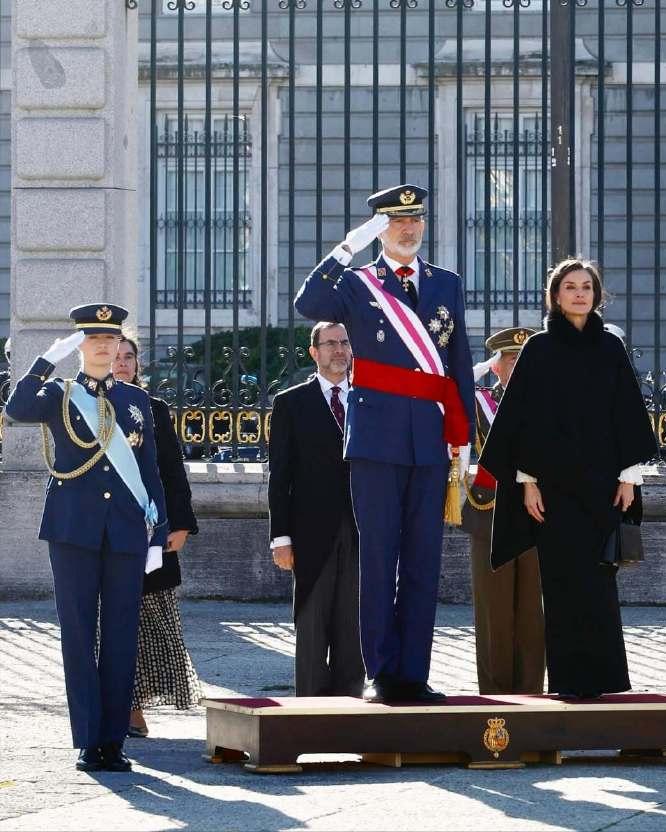 西班牙王室举行一年一度的军事庆典[V5]莱昂诺尔身着空军制服，挺立寒风中，锐