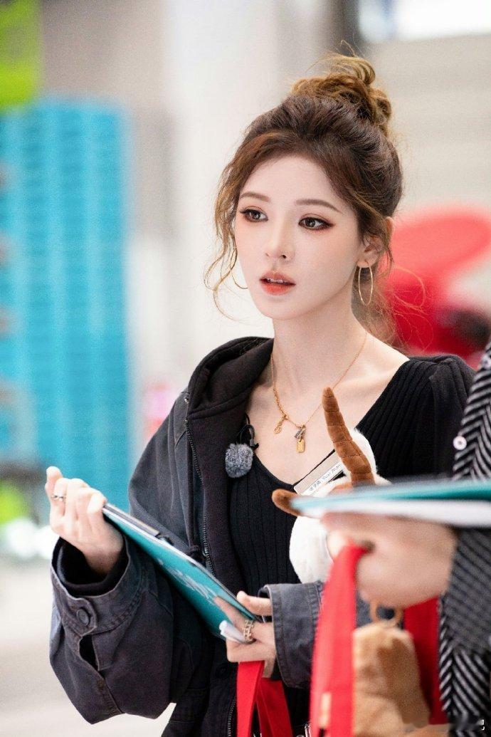 张予曦选BE全身心投入工作，认真搞事业的样子太迷人了。