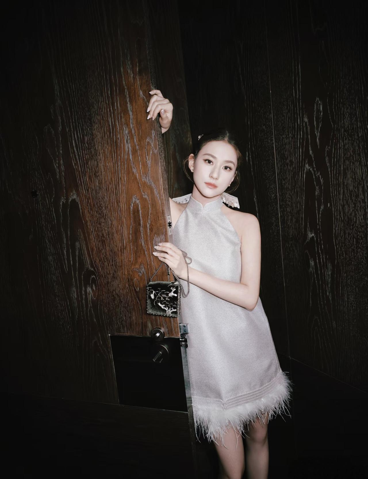 她这身白裙子，是专门用来“劝退”普通女孩的。何超莲身上的仙气，是门精准的视觉心