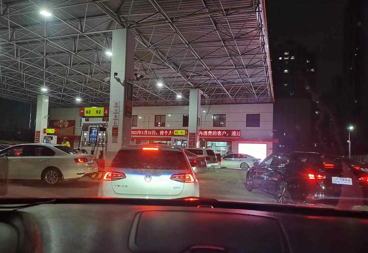 12月12日晚，福建省福州市一车主在加油站加油，这时细心的加油站工作人员发现车子