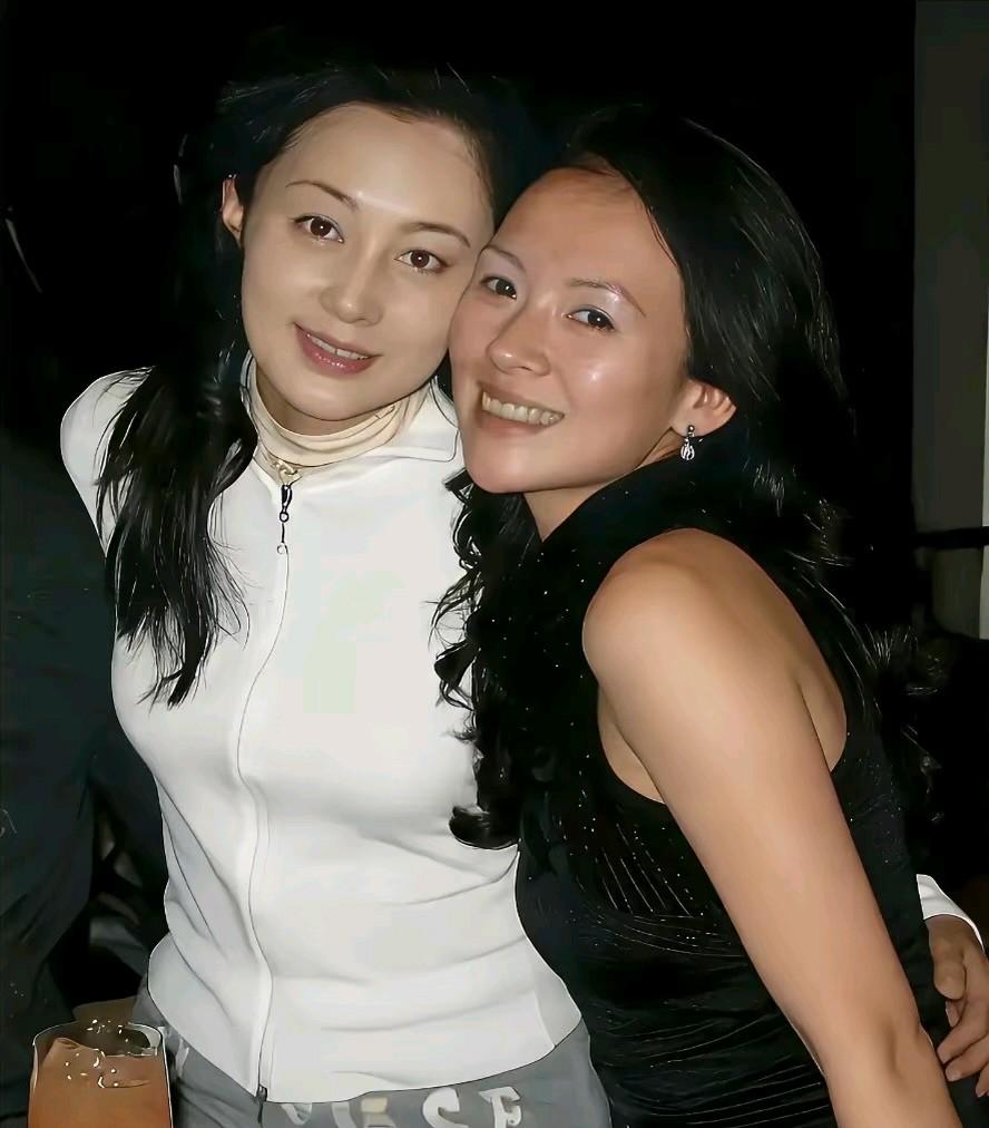 这是18年，章子怡和陈红的一张合影。那年陈红40岁，长的很漂亮，章子怡29岁
