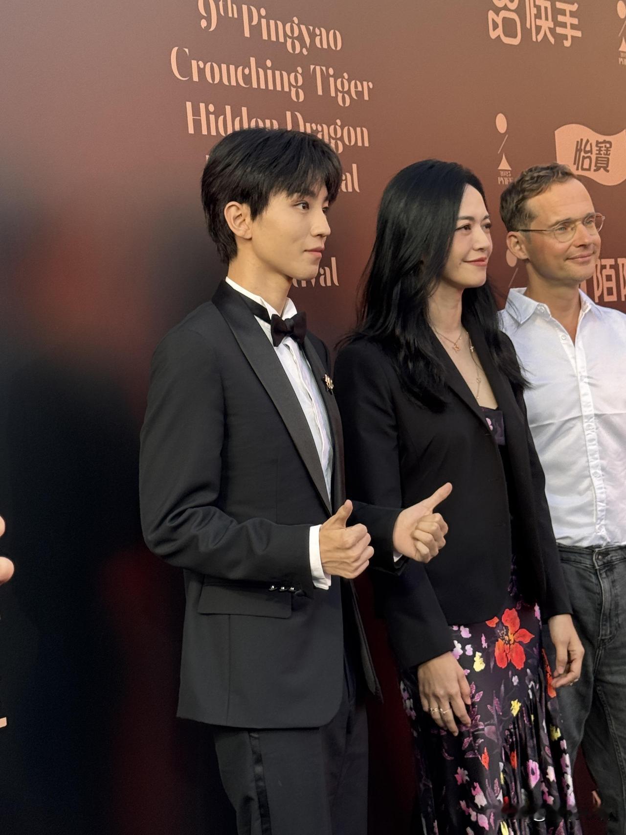 谁懂啊！王俊凯平遥电影展生图杀疯了没开美颜没加滤镜的状态也太能打了吧！镜