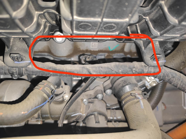 宋大妈发动机缸垫渗油无意中发现发动机气缸垫位置有渗油情况（图1），到4儿子店问