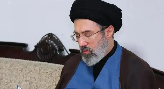 从阴谋论角度分析，穆杰塔巴·哈梅内伊可能已经死了，而且死得比外界想象的要早得多。