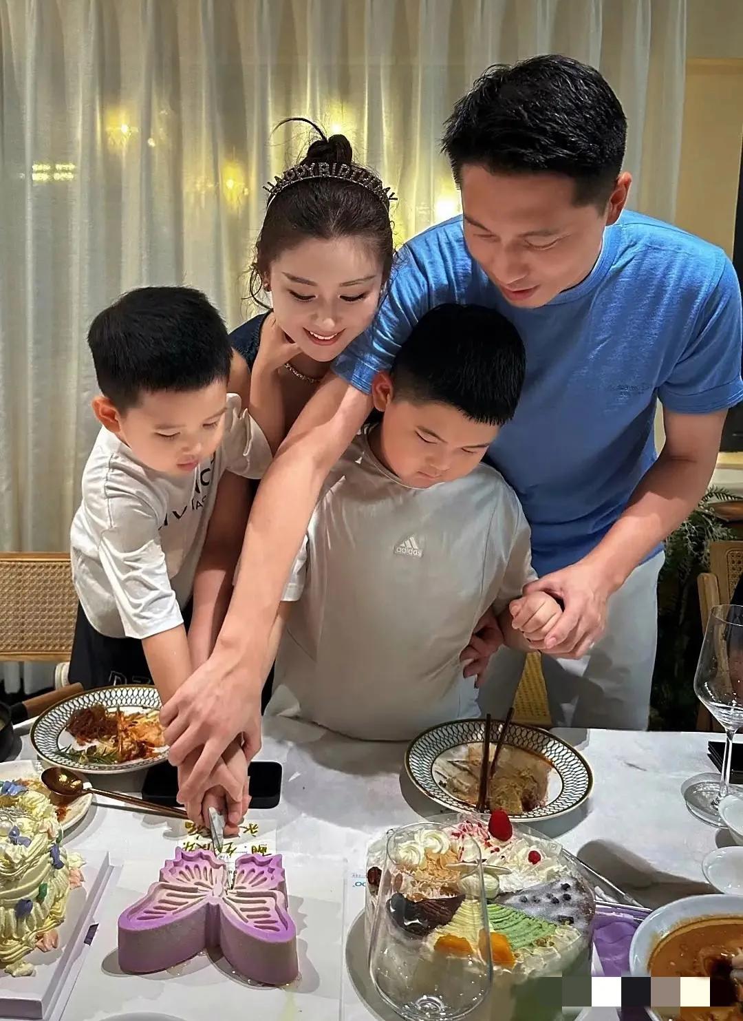 李小萌40岁生日，一家人鲜衣盛妆，美食佳肴，把手言欢地共同庆贺：小萌粉妆玉琢宛如