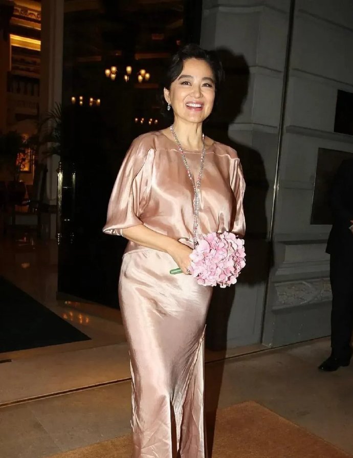 这才是林青霞的真实样子，没有什么不老女神，70岁自然老去，穿衣简约、不披发、体态