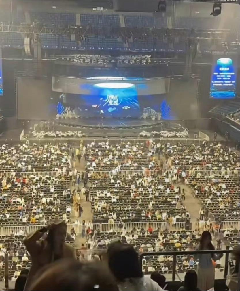 梓渝首场演唱会内场照，上座率就这水平啊
