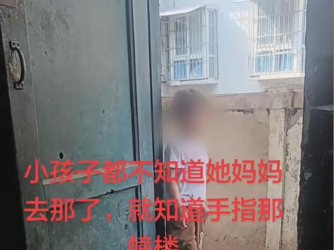四川宜宾，一男子坐在屋内用餐，隔壁年仅三岁的小姑娘就静静站在门边，出于好心便抬手