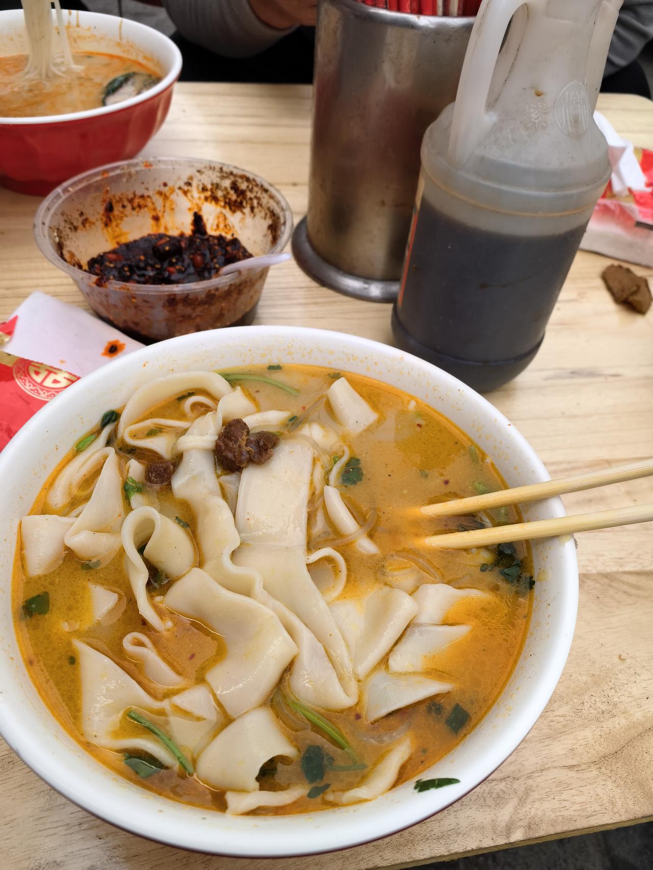 吃了一碗烩面，生了一肚子气！到饭点了，在河南省人民医院附近找了一个小饭馆儿，