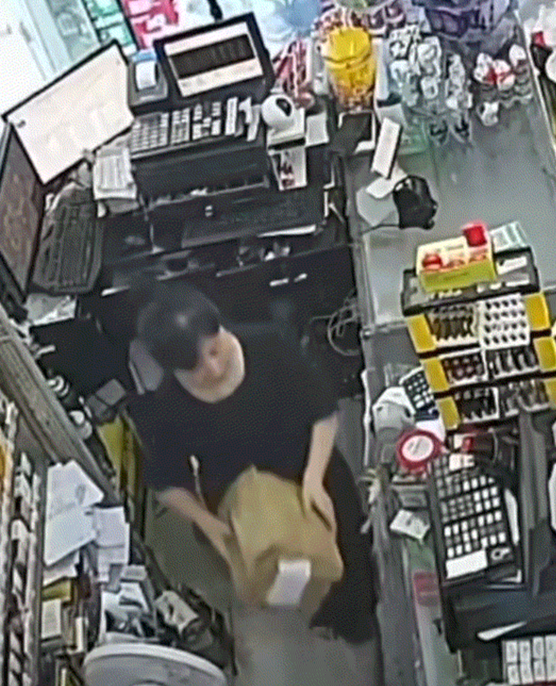 山东一超市监控拍下，一名男子拿起一瓶水后走向收银台，可到门口时，男子一个健步便冲