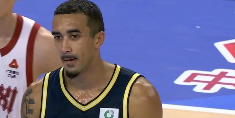 奎因这名外援真心可以换了，虽然虐菜可以，但打强队，是真没发挥啊！外线三分看天