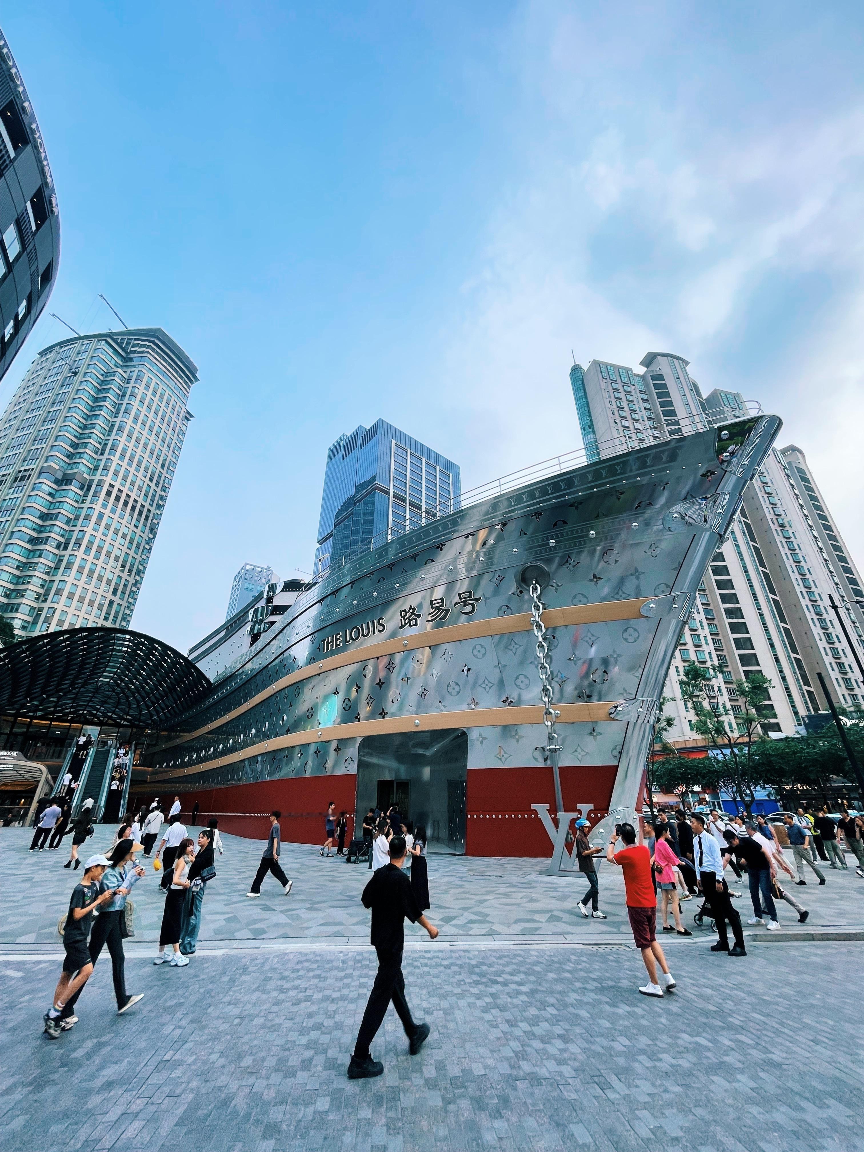 偶遇LV“路易号”游轮登陆上海🚢里是展览馆，还有咖啡馆☕️。整艘船化身成一座