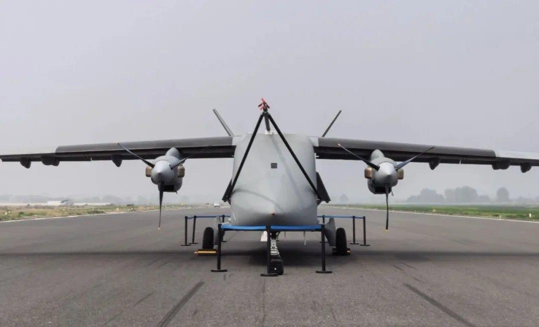 3月31日，我国首架7吨级固定翼货运无人机“长鹰8号”在河南省郑州某机场成功完成