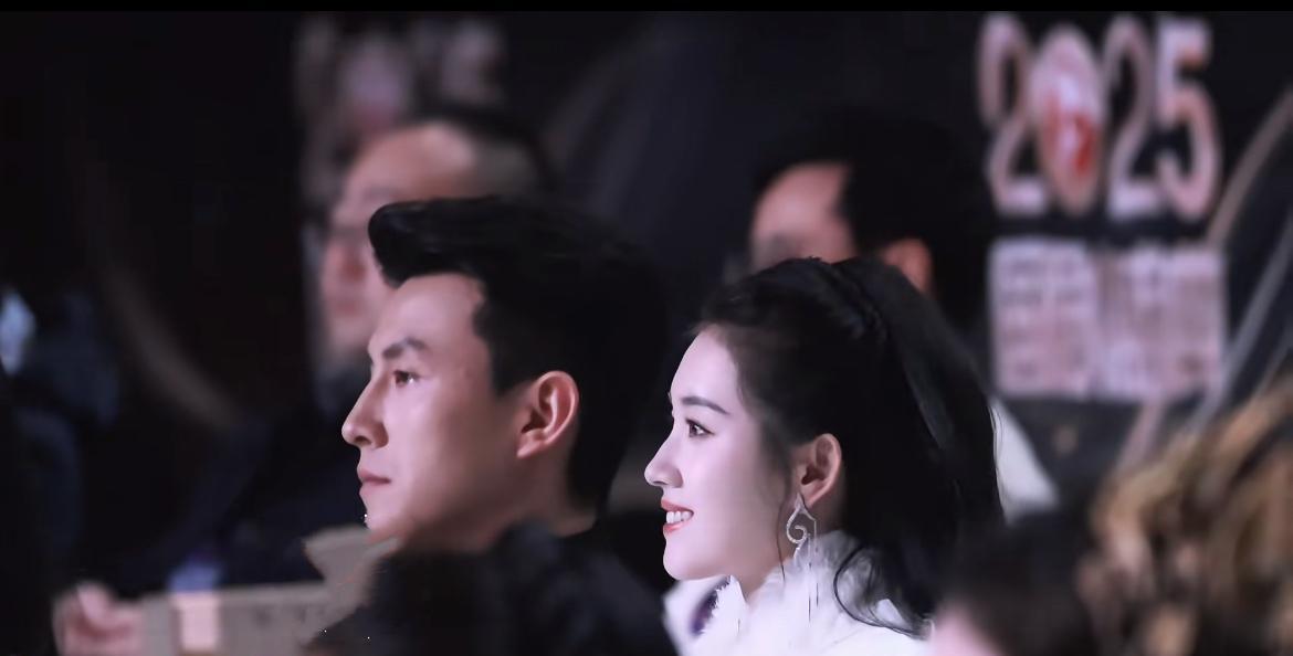 38岁上司盯23岁下属跳舞，严肃脸绷不住又强装镇定，这个微表情引爆热搜。后台摄