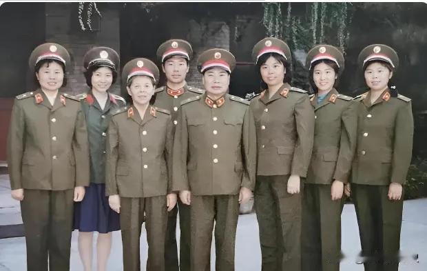 开国上将杨得志将军和夫人与六个女儿在一起的全家福照片，真是极为罕见，意义非凡，六