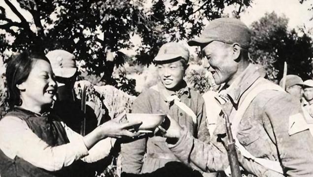 抗战时期，八路军路过周大娘家，周大娘给战士们倒水时，无意间发现一位战士嘴里镶着颗