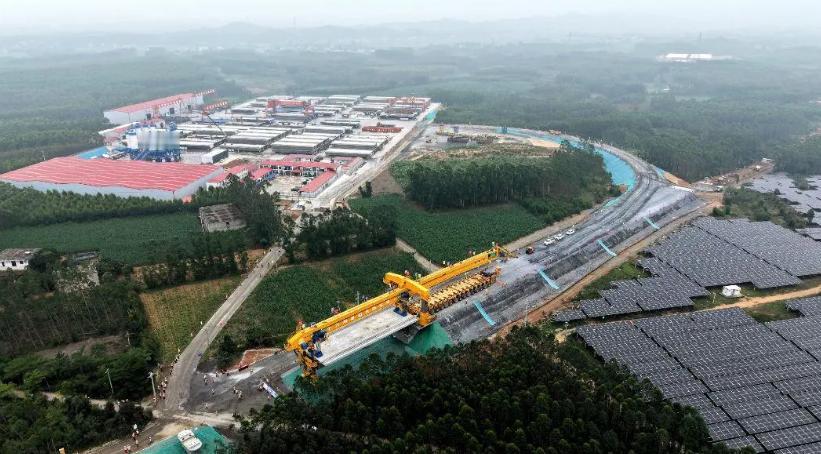 合湛高铁：全线首榀箱梁架设成功2026年5月15日，随着一榀重达760吨的混凝
