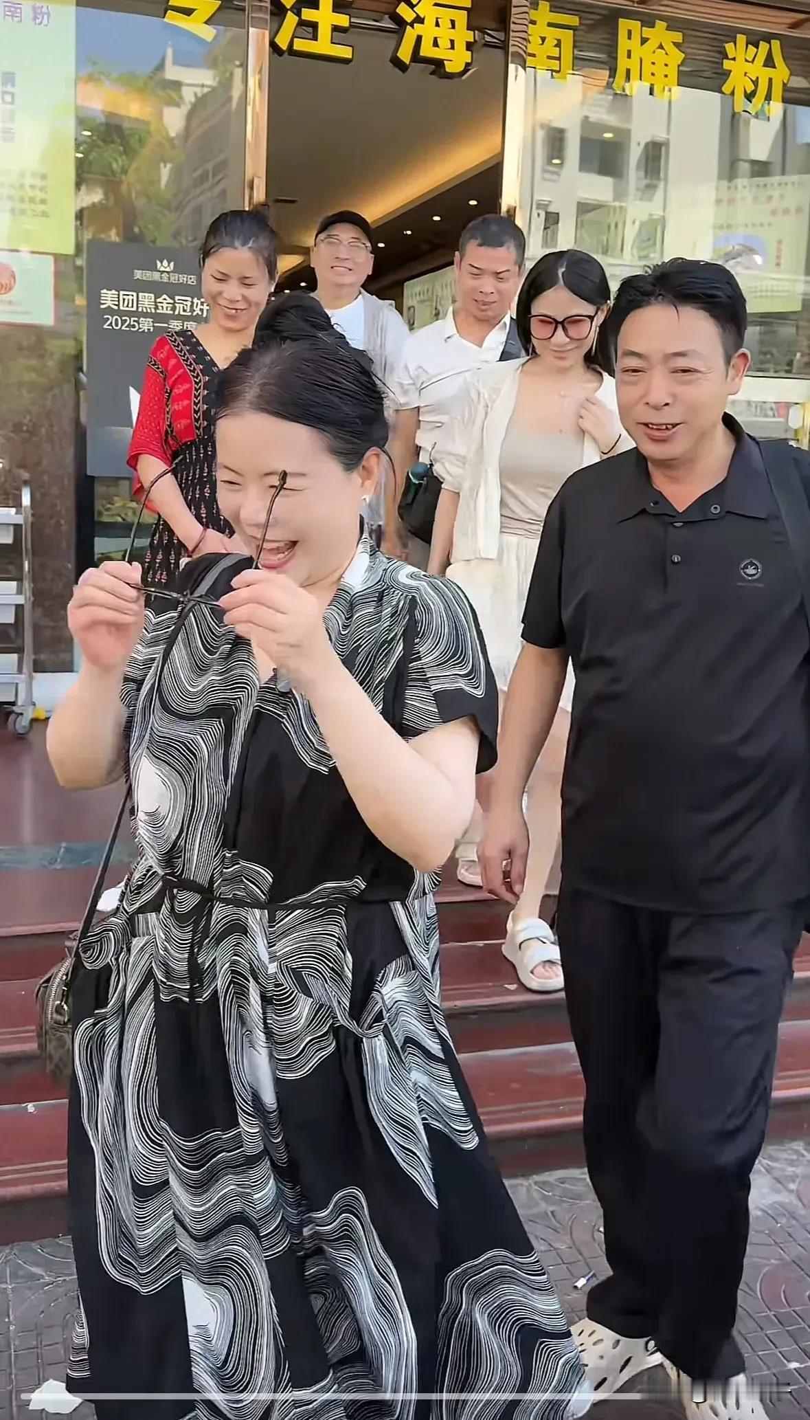 许敏今天生日，郭威田静没有互动选择了沉默。网友的祝福如潮水般涌进许妈姚爸