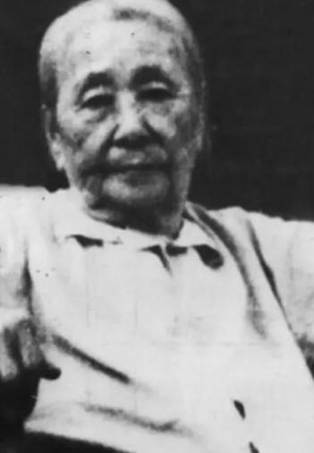 1924年,老师在课堂上打了8岁的张学思十手板,张学思哇哇大哭:“我爸是张作霖!