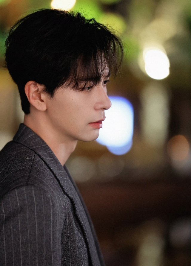 陈星旭这木头演技要是能摁住桌子才怪，随便找了几个算是比较有冲突感、氛围感的片段，