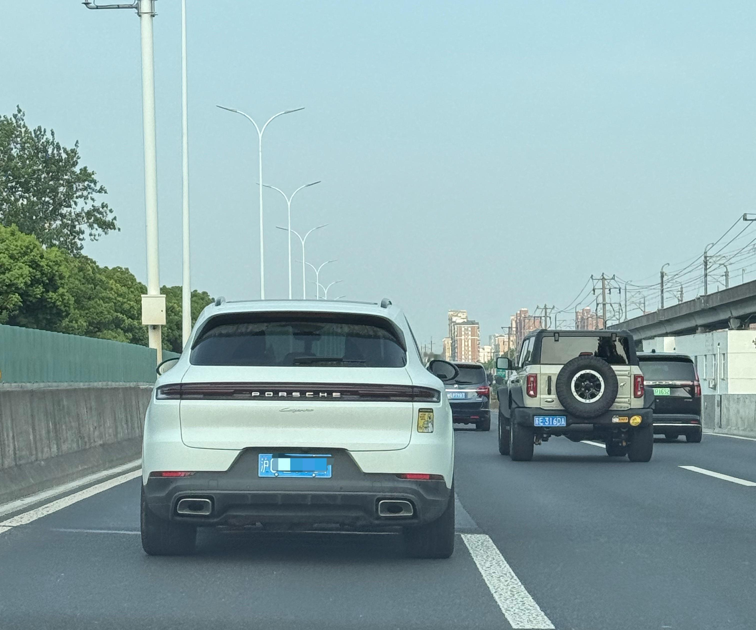感受一下保时捷Cayenne入门版就拥有的295胎宽，这个版本是3.0T354