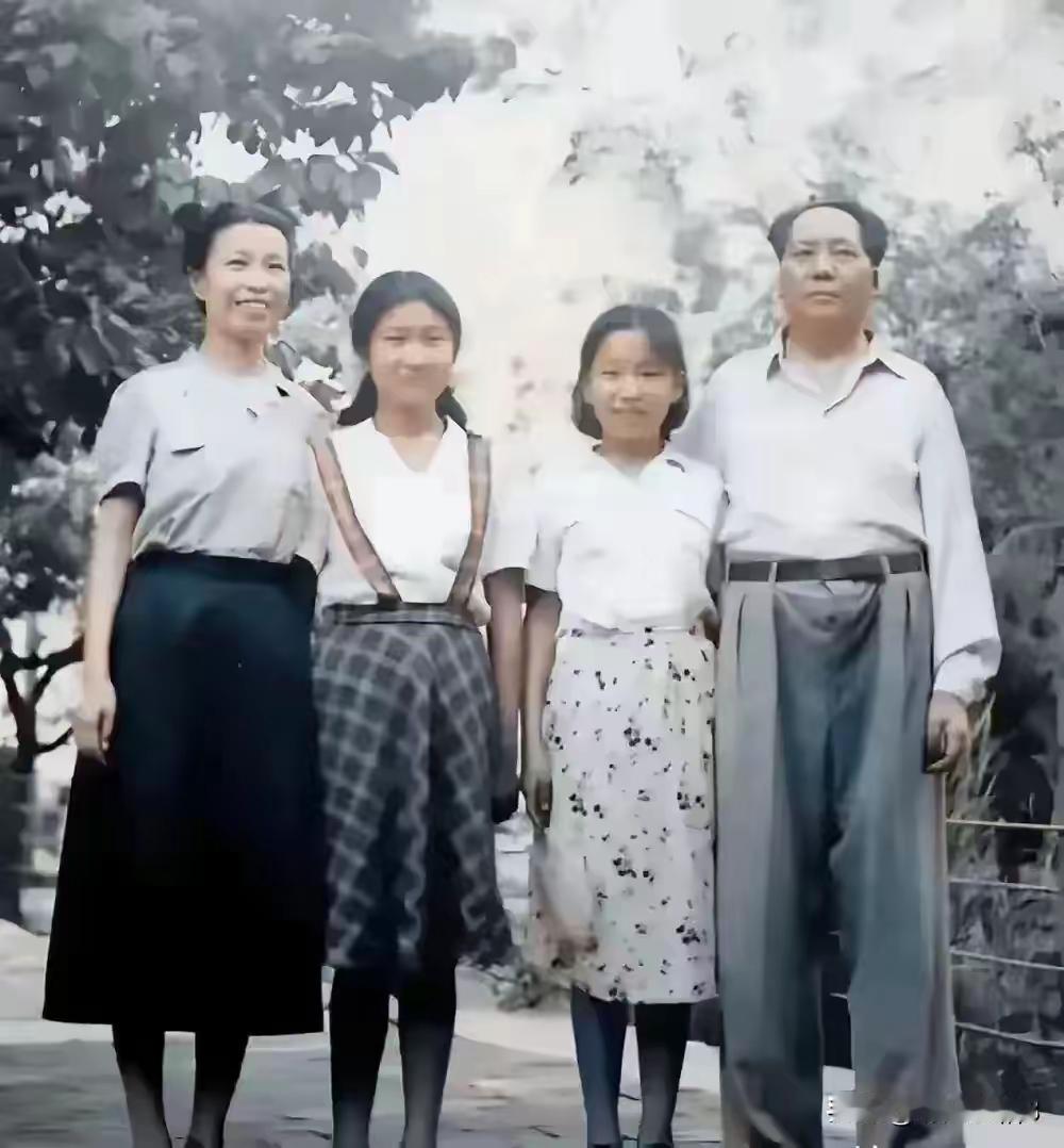 这是毛主席的一家四口人，不用猜就知道中间站着的两个小女孩，一个是李娜，一个是李敏