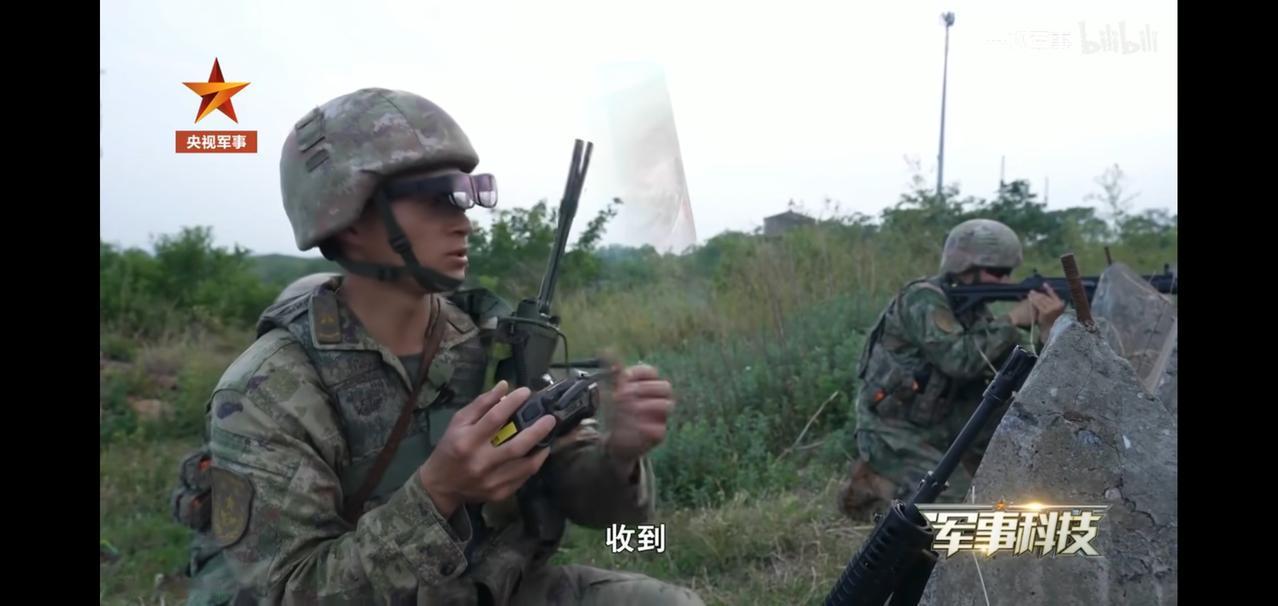 美军彻底破防，解放军士兵标配超级智能眼镜，美媒无奈承认：将颠覆现代战争美军这
