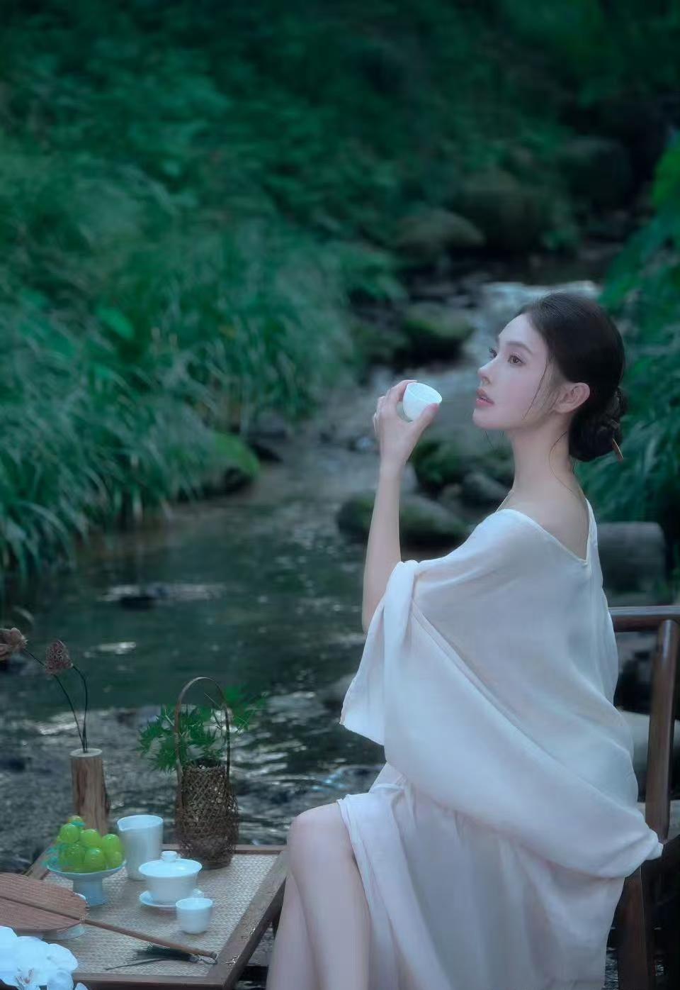 山涧煮茶，偷得浮生半日闲。清风入怀，溪水潺潺，偷得这片刻的松弛与安然，与自然温柔