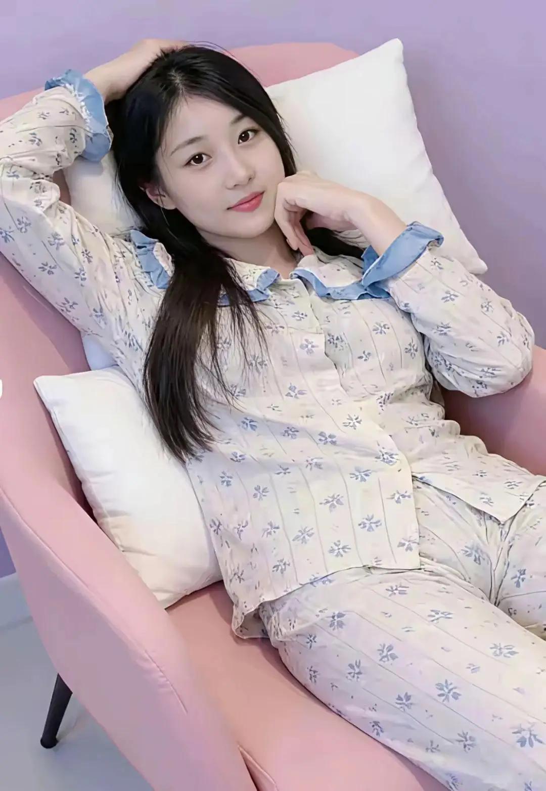 暖色（现代诗）风把阳光揉成蜜色的线缝补你路过的每一段路面我不敢轻易抬眼