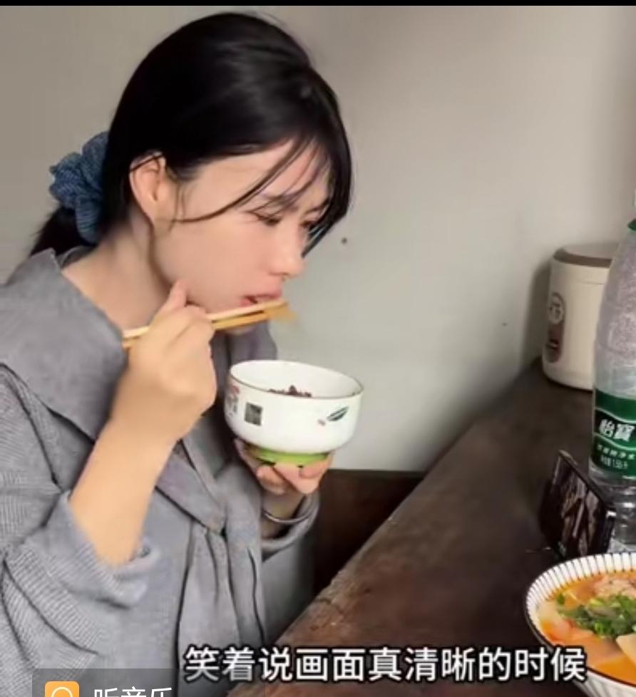 从农村出来，独自在成都打工，每个月拿着3800的工资。每天省吃俭用，忙着上班，日