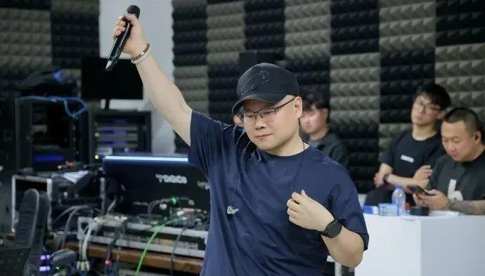 观众包容度太强了。说相声的岳云鹏要开演唱会了，本以为支持的人寥寥无几，但这样的