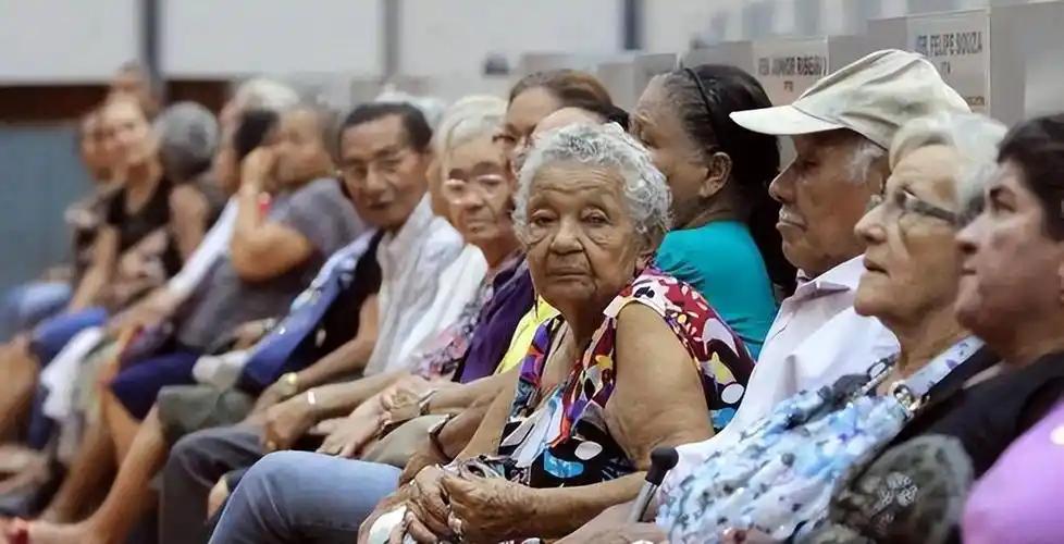 9000万低龄老人就业，会不会抢年轻人饭碗？退休老人扎堆出门找活干的话题出