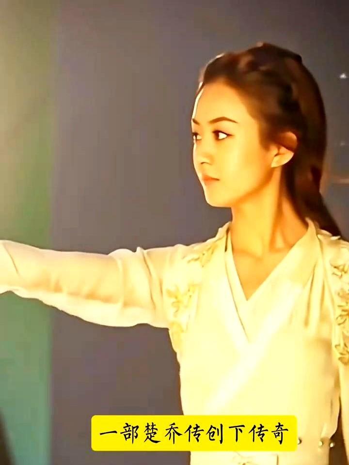 赵丽颖是95花？这说法听着有点离谱，但细想她这国民度，真让人服气。内娱流量更